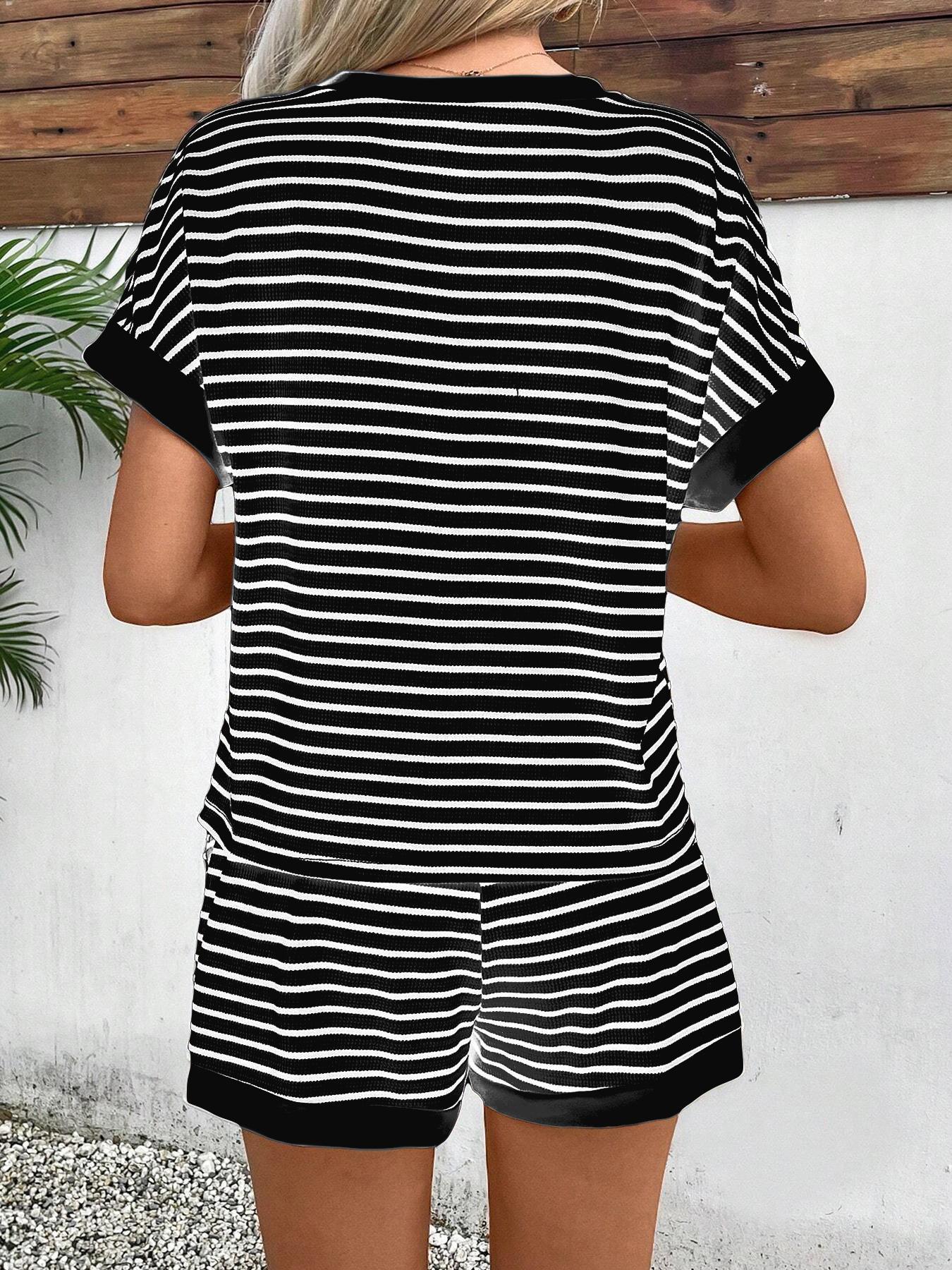 Two-piece Set Women's Striped Print Fitted Batwing Sleeve Tee & Shorts, Casual Round Neck Top & Shorts for Summer, Ladies Clothes for Daily Wear