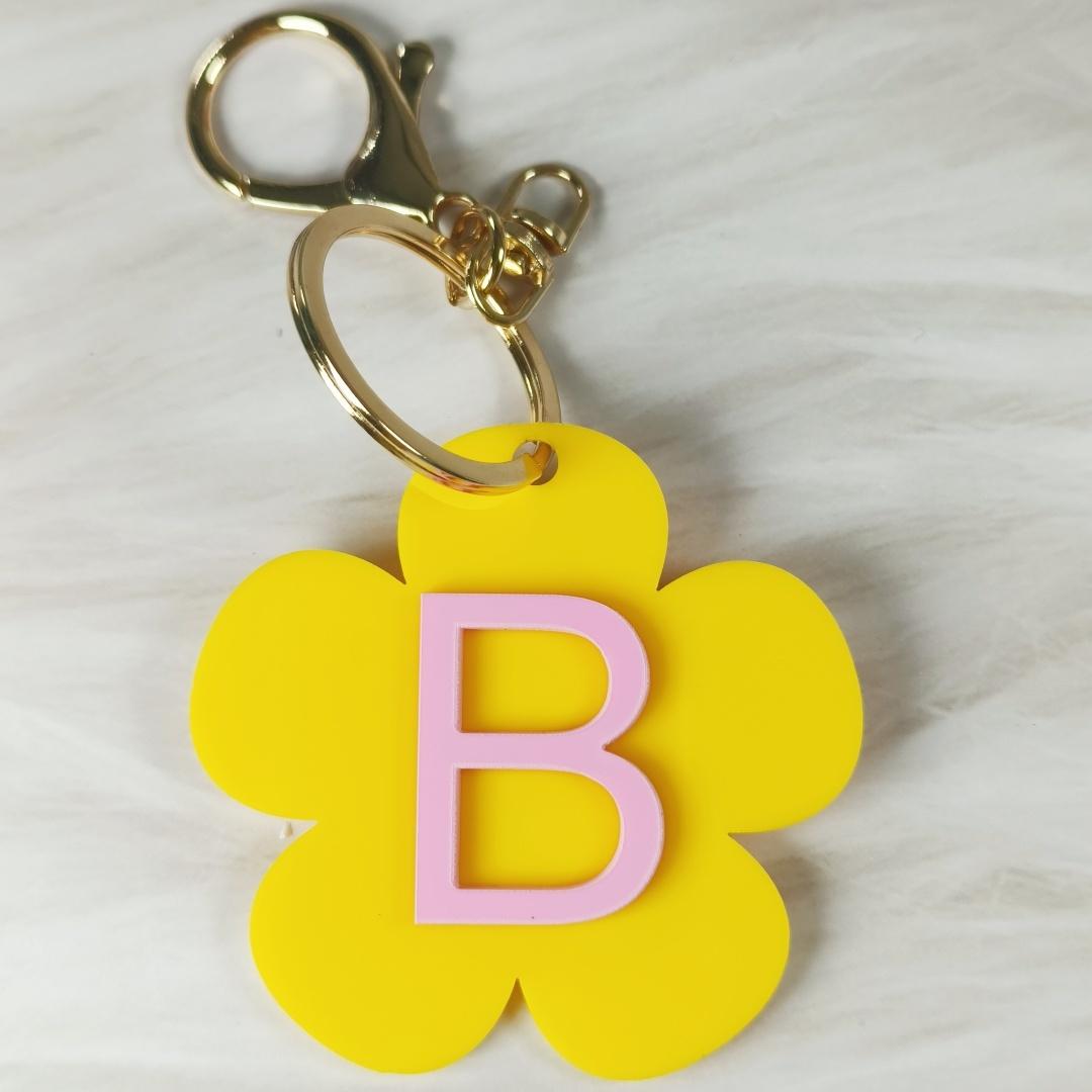 Personalized Name Flower Keychain, Initial Acrylic Keychain, Customized Acrylic Bag Tag, Backpack Name Tag, Letter Combination Retro Daisy Label