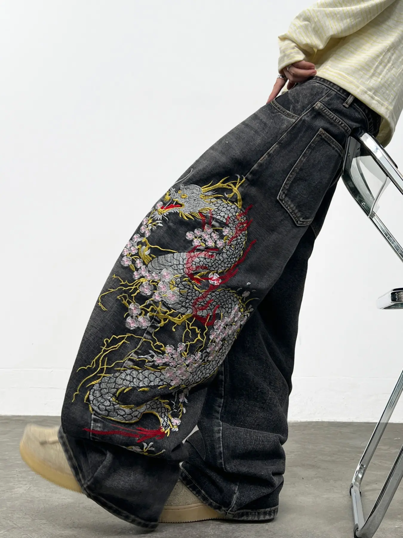 Men's Vintage Washed Dragon Embroidery Straight Leg Wide Leg Jeans, Streetwear Hip Hop Fashion Loose Long Pants, No Belt Included
