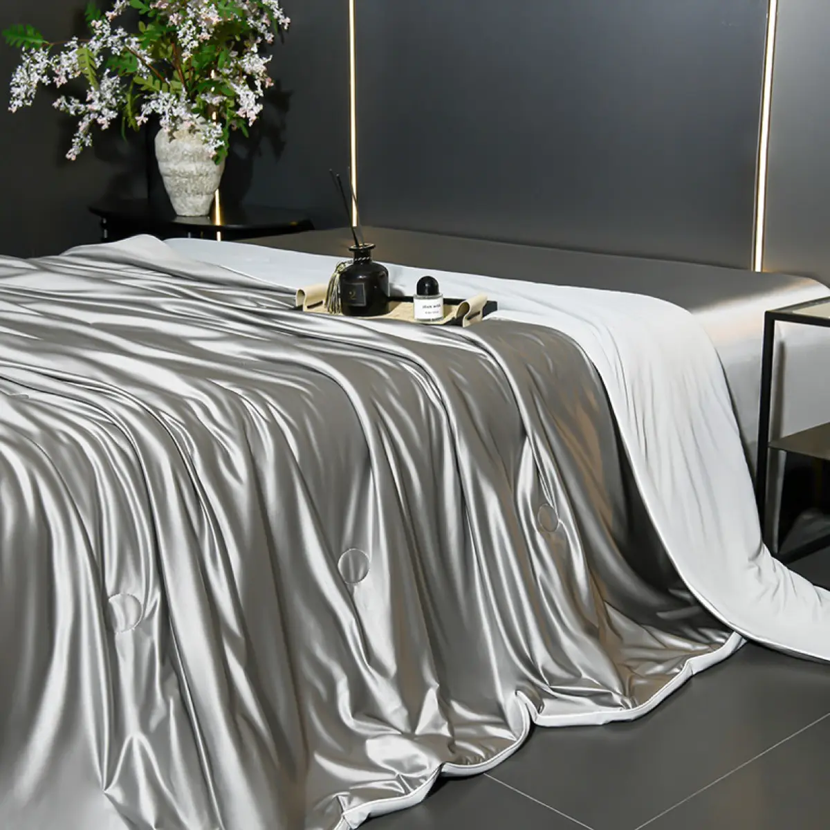 1 Piece Cooling Ice Silk Comforter, Minimalist Solid Color, Soft Smooth Breathable Skin-Friendly, for Bedroom Dorm Hotel Nap