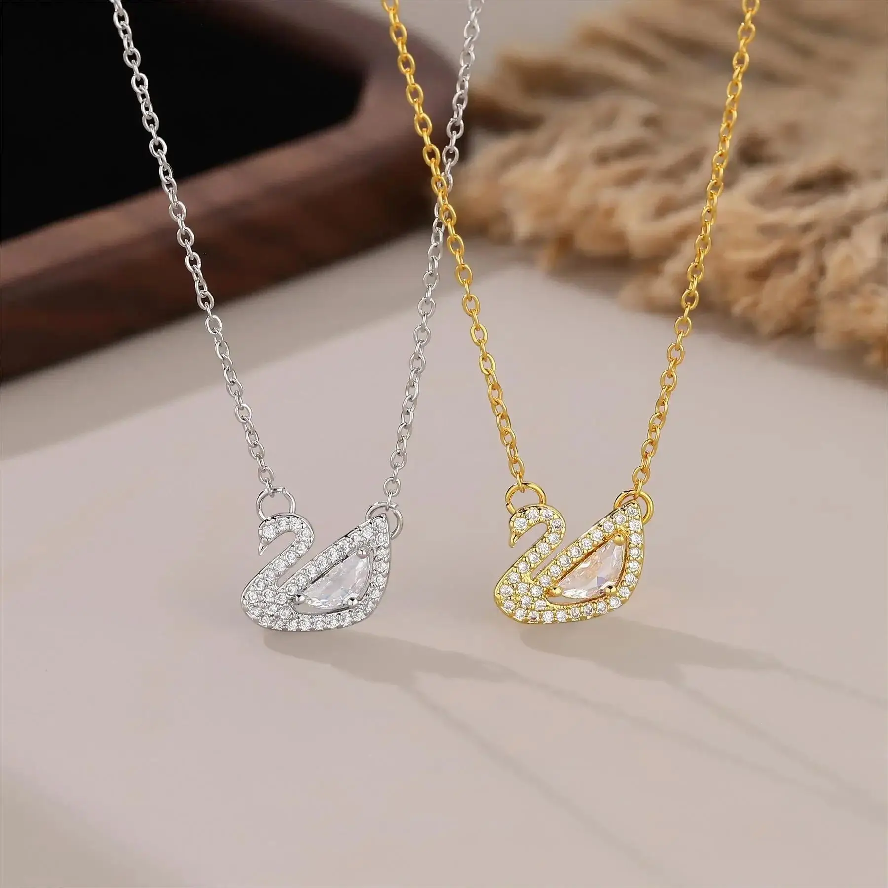 Fashionable high-end swan pendant titanium steel necklace for female girlfriends, light luxury niche design collarbone chain acc