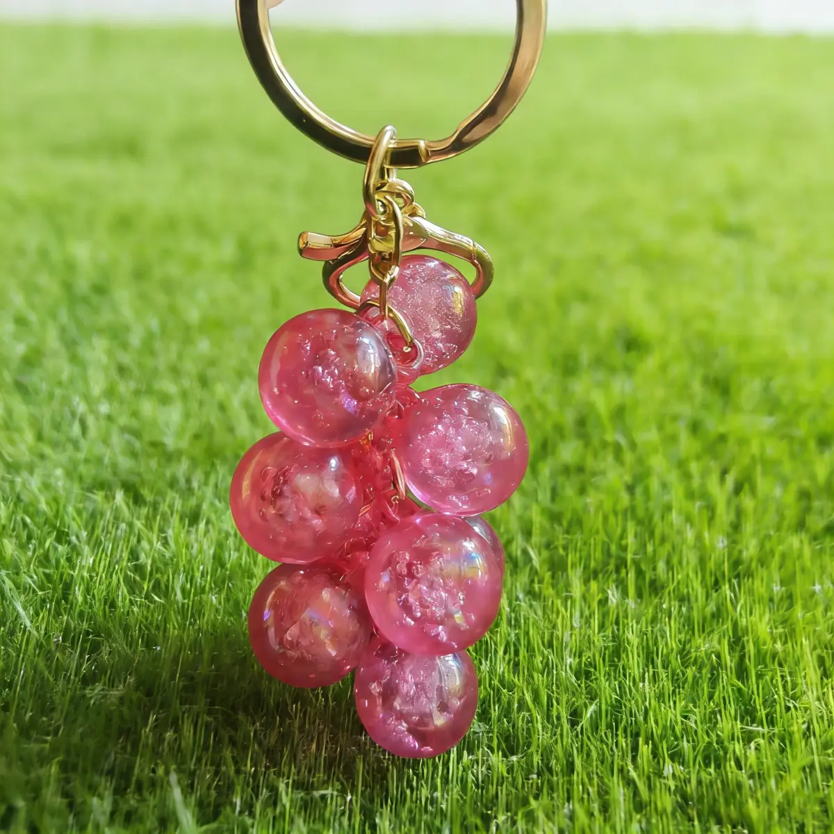 Cute Iridescent Grape Keychain Pendant, Transparent Bubble Fruit Bag Charm, Suitable for Backpacks, Handbags and Car Keys, Ideal Gift for Women