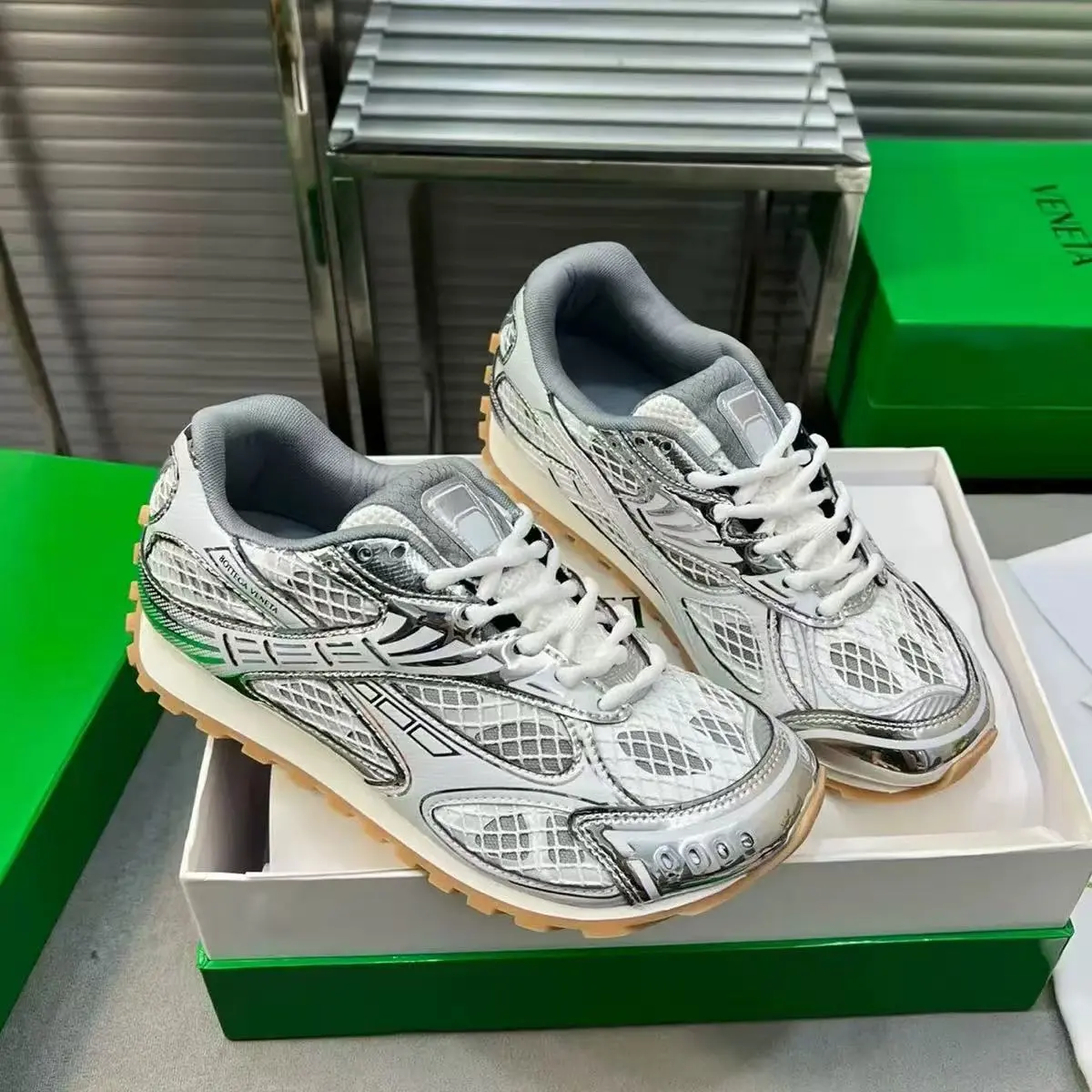 Unisex Retro Metallic Silver Mesh Running Sneakers White Silver Color Block Breathable Mesh Upper LaceUp Athletic Shoes Rugged Gum Rubber Outsole Lightweight Supportive Y2K Street Fashion Trainer Shoes For Daily Walking Outdoor