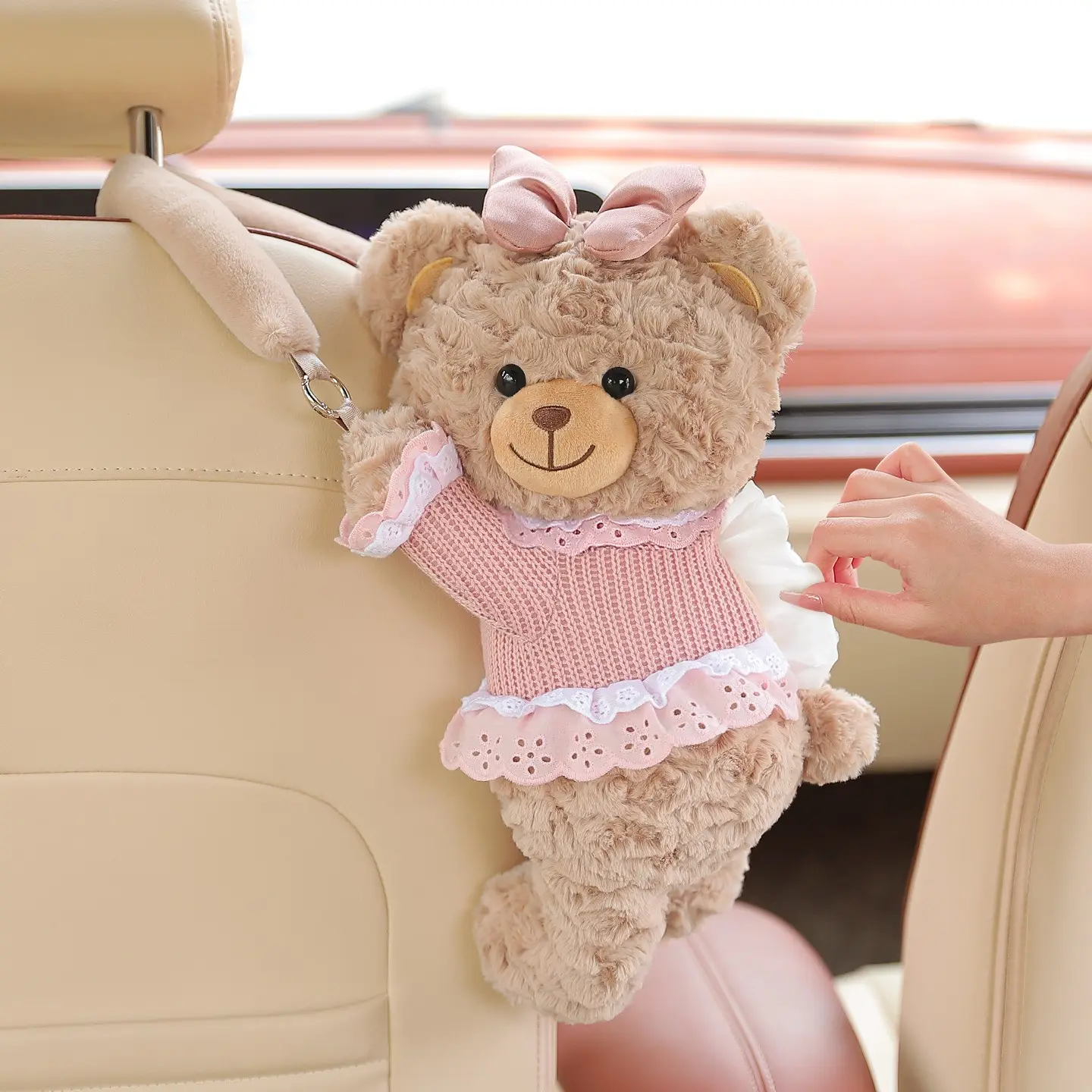 Cute Deanna Bear Car Paper Towel Holder, Hanging Car Tissue Box, Tissue Dispenser, High-End Feel, Practical Car Accessory, Essential Item for Vehicles