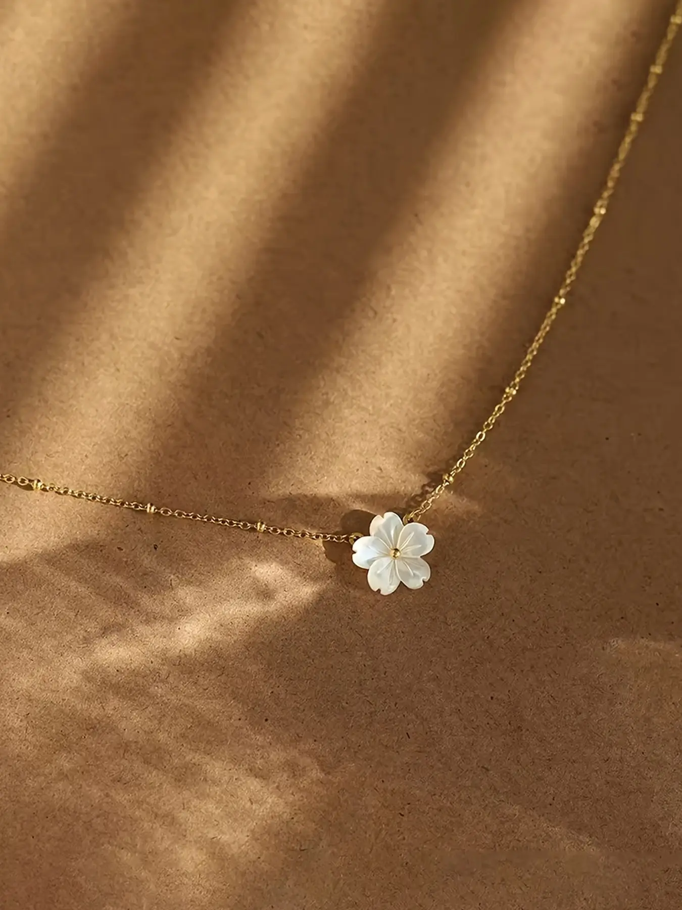 1 Piece Dainty White Flower Pendant Clavicle Necklace, Minimalist Shell Floral Thin Chain Choker Stainless Steel Necklace,, Elegant Daily Layering Costume Jewelry For Women
