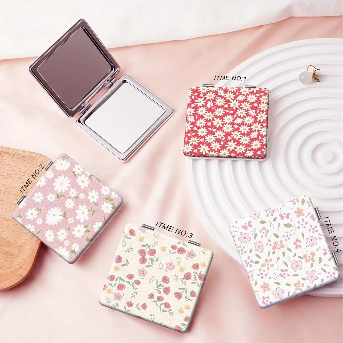 Pastel Daisy Floral Print Compact Mirror, Double Sided Foldable Pocket Makeup Mirror, Soft Tiny Flower Pattern Portable Travel Cosmetic Mirror, Gift for Girls Women