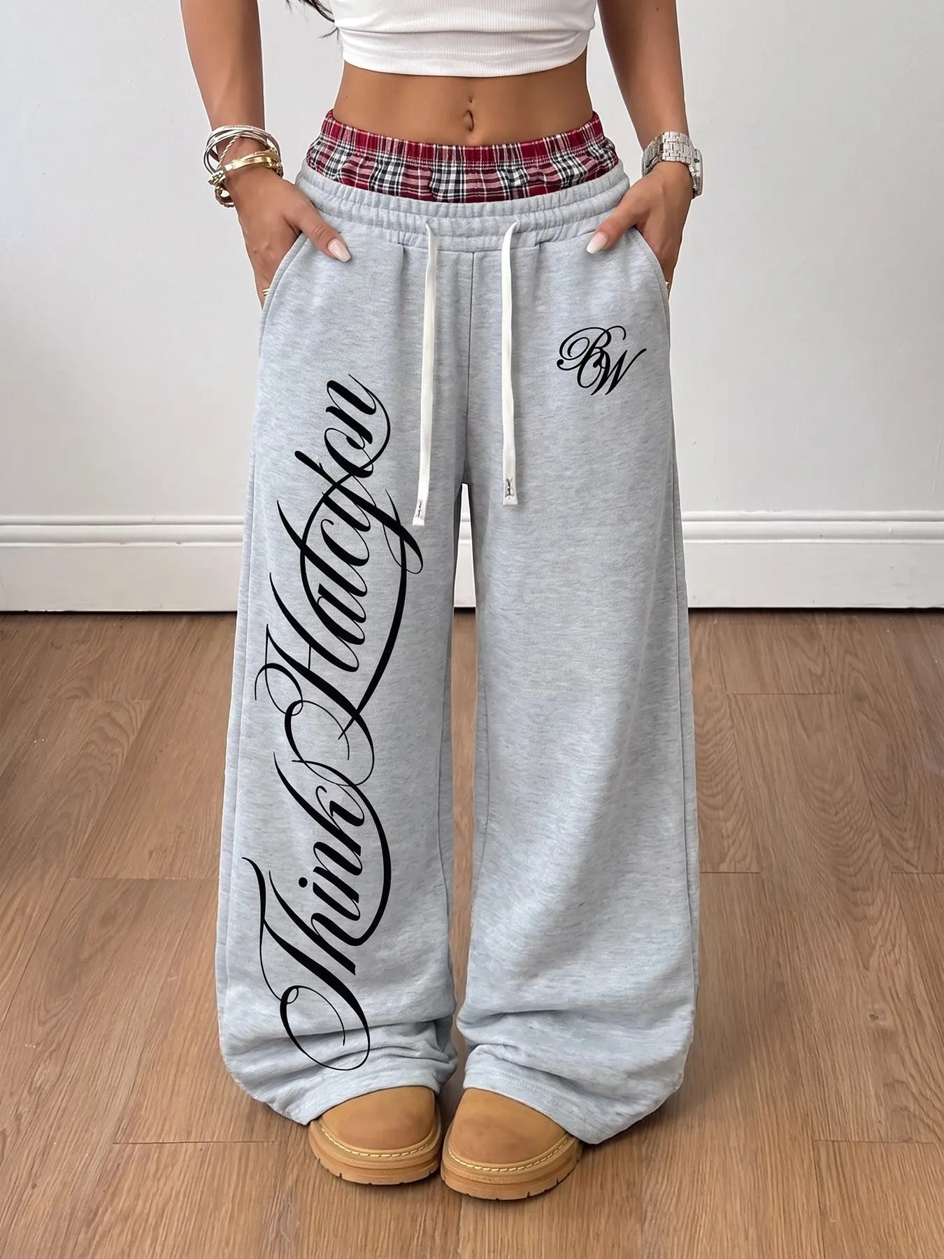 Women Heather Grey Soft Fleece Fabric Faux Two Piece Plaid Waist Low Rise Elastic Drawstring Y2K Hip Hop Streetwear Cursive Letter Graphic Loose Wide Leg Sweatpants Side Pockets Relaxed Fit Trendy Bottoms Casual Loungewear Concert Party Street Outfits