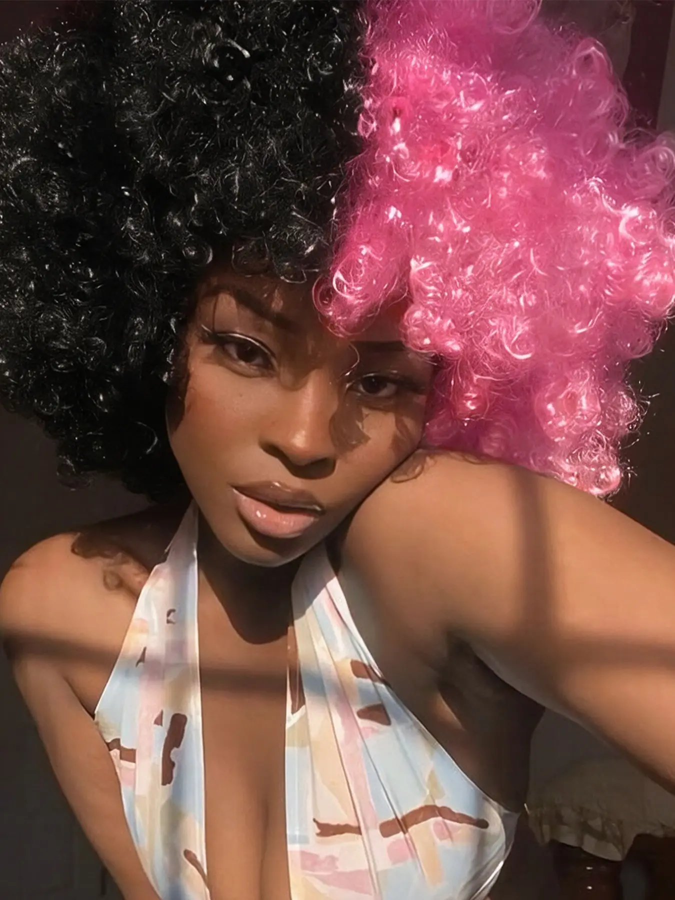 Half Black Half Hot Pink Fluffy Afro Synthetic Wig With Bangs High Temperature Fiber Two Tone Short Curly Full Wig 70s Retro Style For Cosplay Party