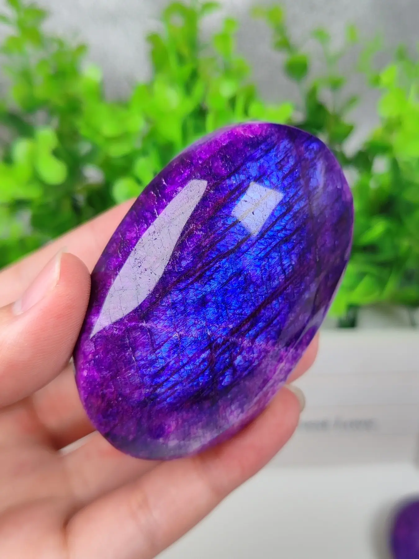 1pc Elegant Purple Moonstone Crystal Palm, Palm Stone Crystal Quartz for Home Decor & Gifts, Jewelry Accessory for Home & Office Decor, Ideal for Christmas, Halloween, Thanksgiving Gifts