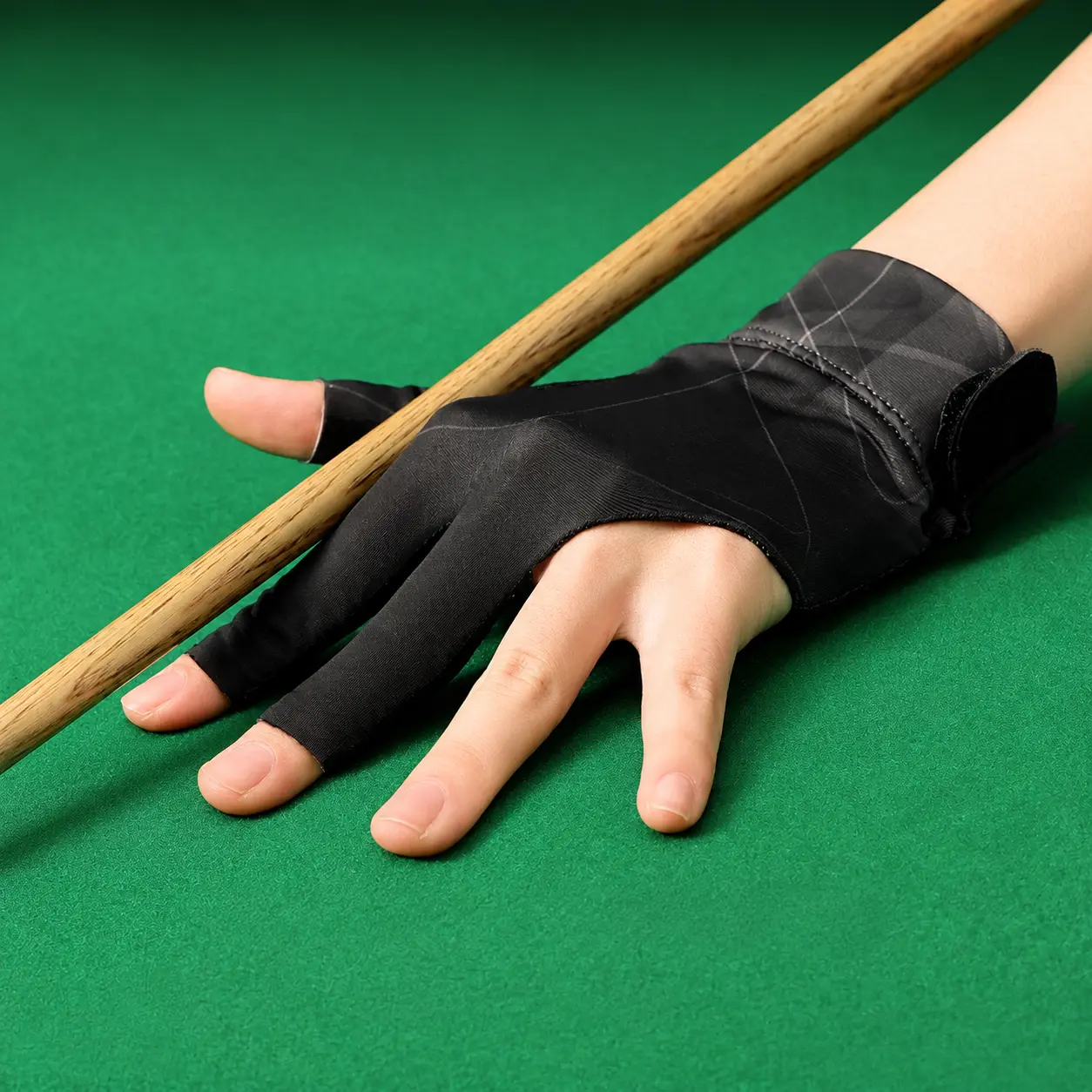 Billiards Glove for Snooker & Pool Players, Lightweight Breathable Moisture-Wicking Fabric, Enhanced Grip, 3-Finger Design with Exposed Thumb & Index Finger for Precision Control, Single Glove Size XG67