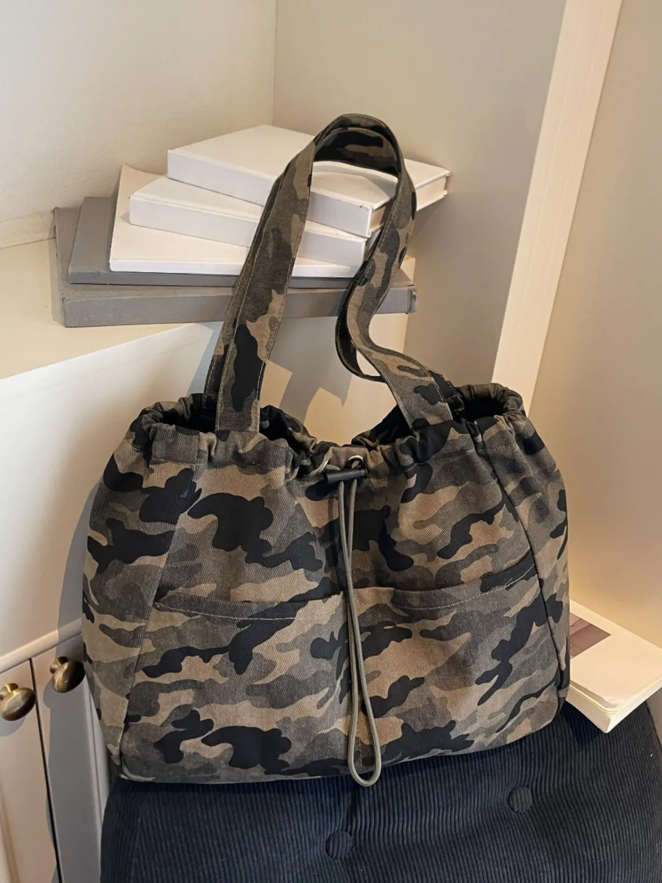 Fashion Casual Camouflage Drawstring Tote Bag Comfortable Strap Lightweight Simple Women Shoulder Handbag Large Capacity Multi Pocket For Daily Outings Shopping Travel