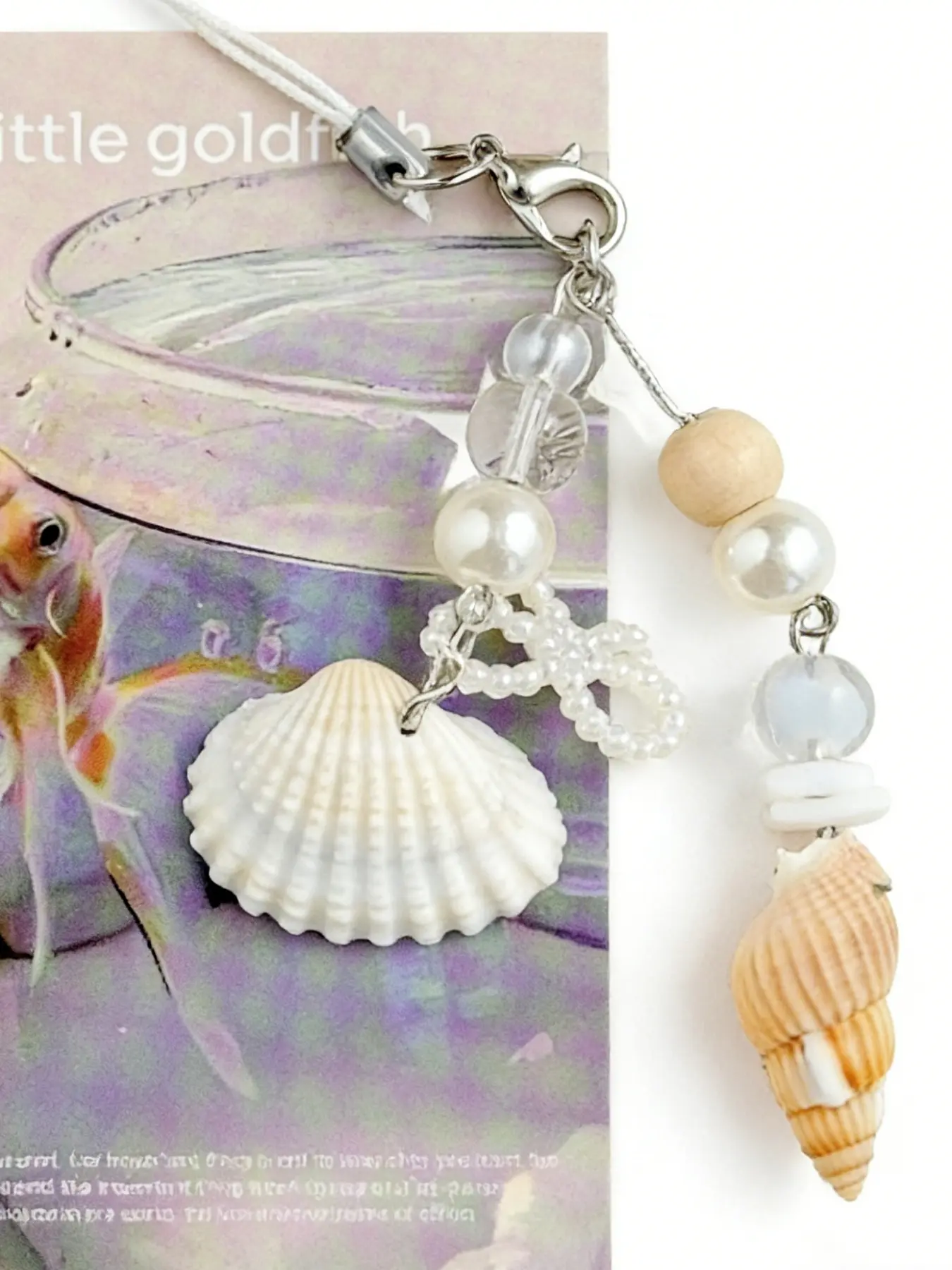 A marine-style keychain and door hanger made with natural shells, conch, beads, and pearls, suitable for everyday wear, vacation dates, and other occasions, and also a delightful and exquisite small gift.