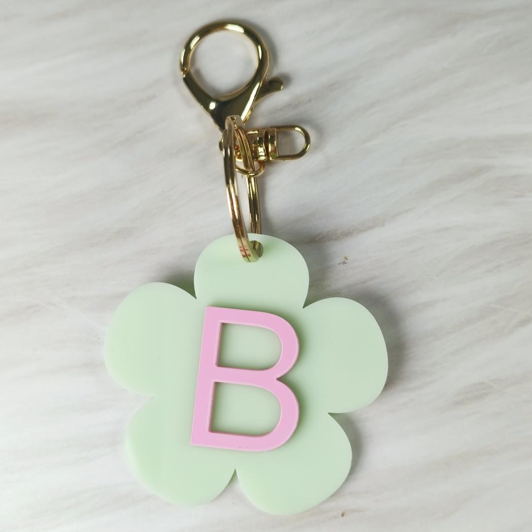 Personalized Name Flower Keychain, Initial Acrylic Keychain, Customized Acrylic Bag Tag, Backpack Name Tag, Letter Combination Retro Daisy Label