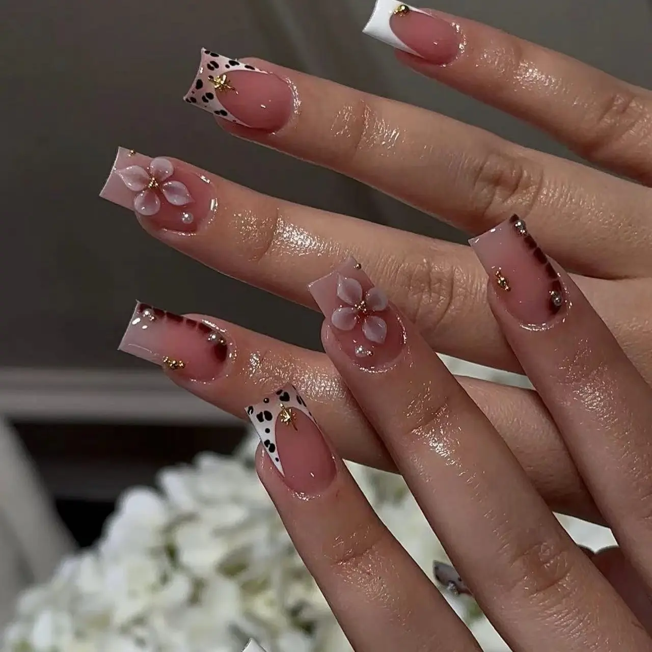 Non-Damaging Wearable Nails, Flexible Removable 24-Piece Square Tips, Nude Cow Print Floral Design, Includes Jelly Glue Strip, Stick On Nails, Nail Art Set, Perfect for Daily Use, Nail Designs, Square Press On