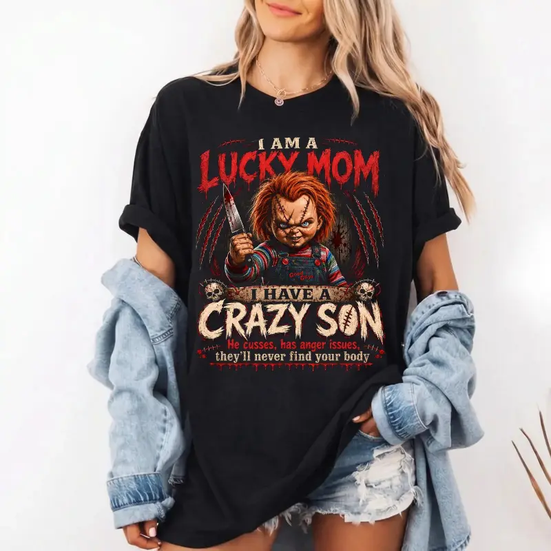 Graphic T-Shirt Funny "Lucky Mom I Have A Crazy Son" Horror Tee, Chucky Boy Mom Halloween Shirt, "He Cusses Has Anger Issues" Funny Graphic T-Shirt, Spooky Mama Casual Streetwear Top, Unisex Short Sleeve Shirt for Men Women, Halloween Gift Apparel
