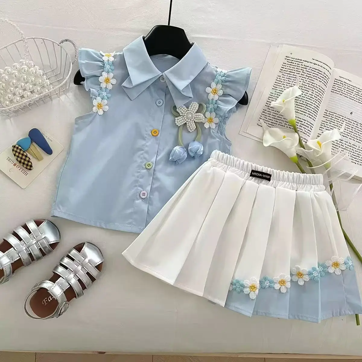 Girl's Summer Set: Three-Dimensional Floral Print Blouse with Small Flutter Sleeves and Unique Collar, Paired with a Small Floral Patchwork Pleated Half-Skirt in a Preppy Style