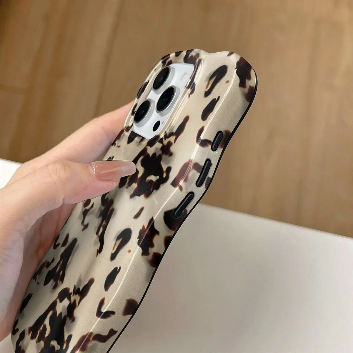 Mobile phone case: fashionable high-end tortoiseshell pattern double effect in one tough curled wavy frame mobile phone case, bright and clean, double hard case provides excellent protection, suitable for iPhone 17/16/15/14/13/12/Max/Pro/Pro Max