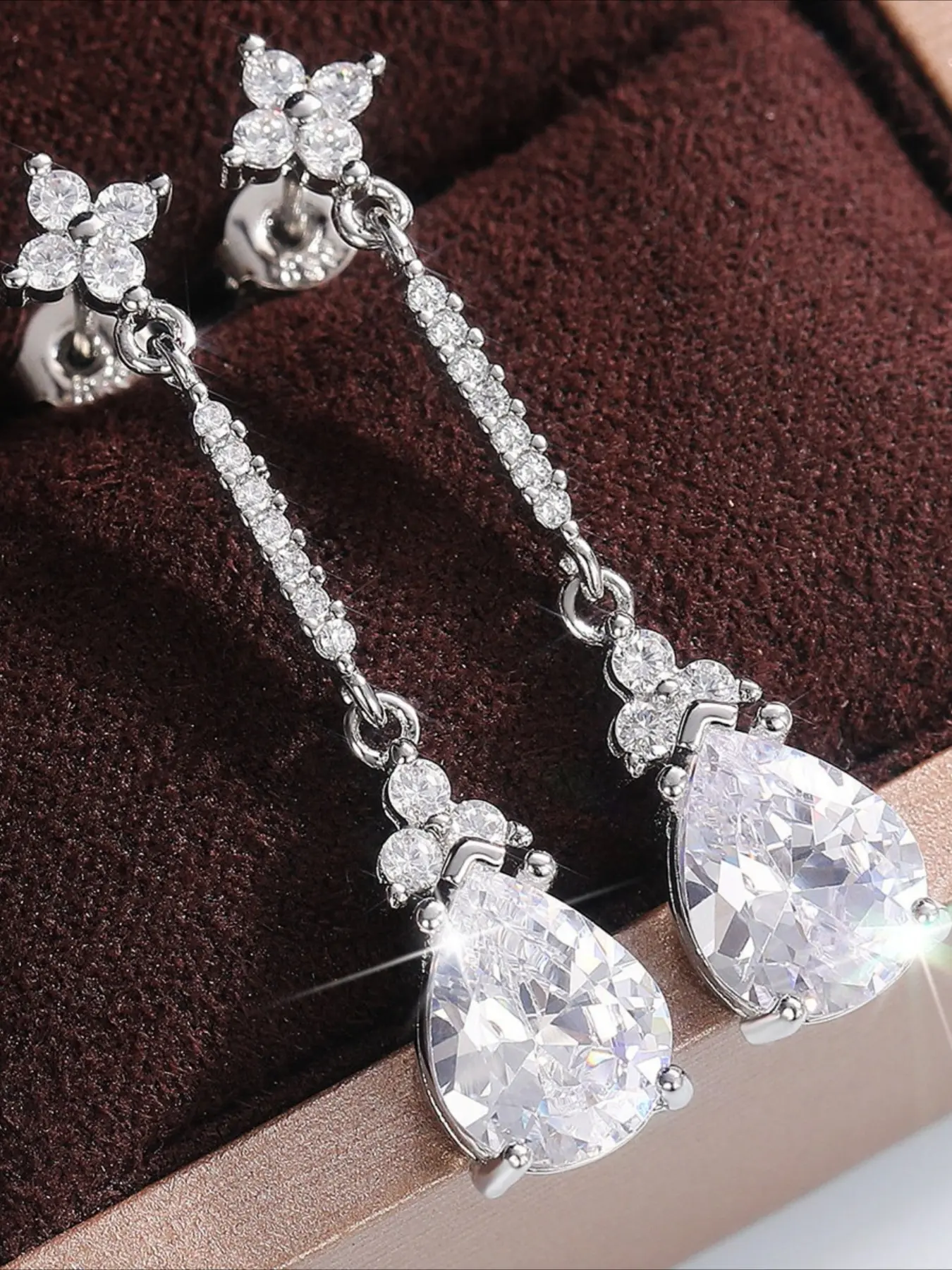 1 pair of fashionable and shiny cubic zirconia jewelry pear shaped water droplet earrings for women's fashion temperament, versatile and elegant earrings