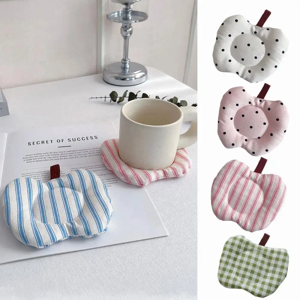 Cute Ins Aesthetic Apple‑Shape Thick Quilted Fabric Coaster, Soft Heat‑Resistant Decorative Table Pad, Creative Cloth Art Mat for Coffee Mugs, Kitchen Counter, Desktop & Home Tabletop Decoration