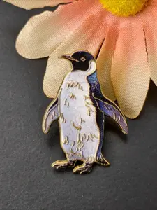 Lovely Standing Penguin Enamel Pin, Cute Arctic Bird Lapel Brooch, Wildlife Animal Badge for Jackets Backpacks, Ideal Gift for Penguin Lovers & Animal Fans
