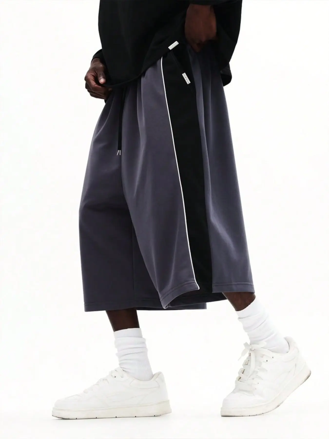 Men Loose Color Block Basketball Shorts, 86 Number Print Side Stripes, Knee Length Capri Pants, Drawstring Elastic Waist Wide Leg Casual Street Sports Shorts