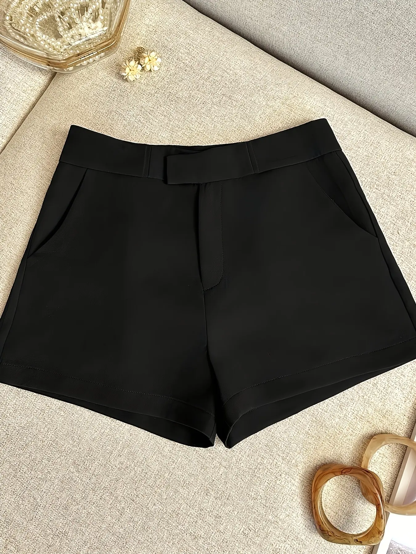 Women's Elegant Fashion Solid Color Black Pocket Casual High Waist Shorts, Slant Pocket Design, Fits Keys & Phone, Perfect for Work & Outdoors
