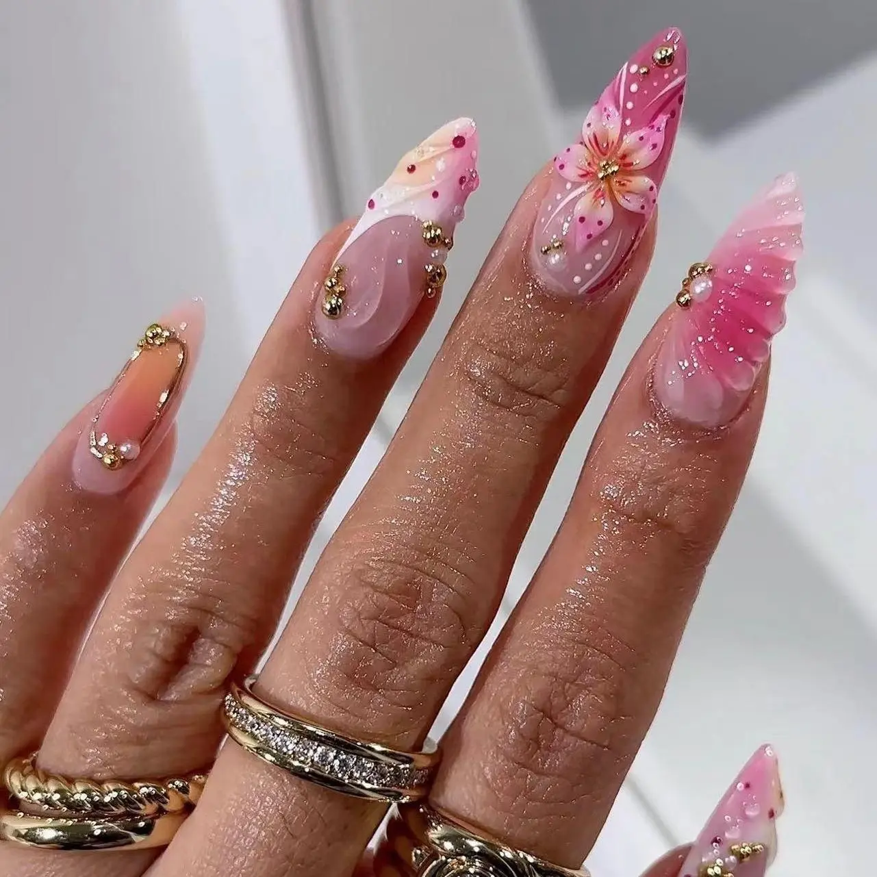 Press on Nails Pink Gradient 3D Carved Flower Nail Tips Gold Glitter Flower Pearl Rhinestone Detachable Reusable Fake Nails