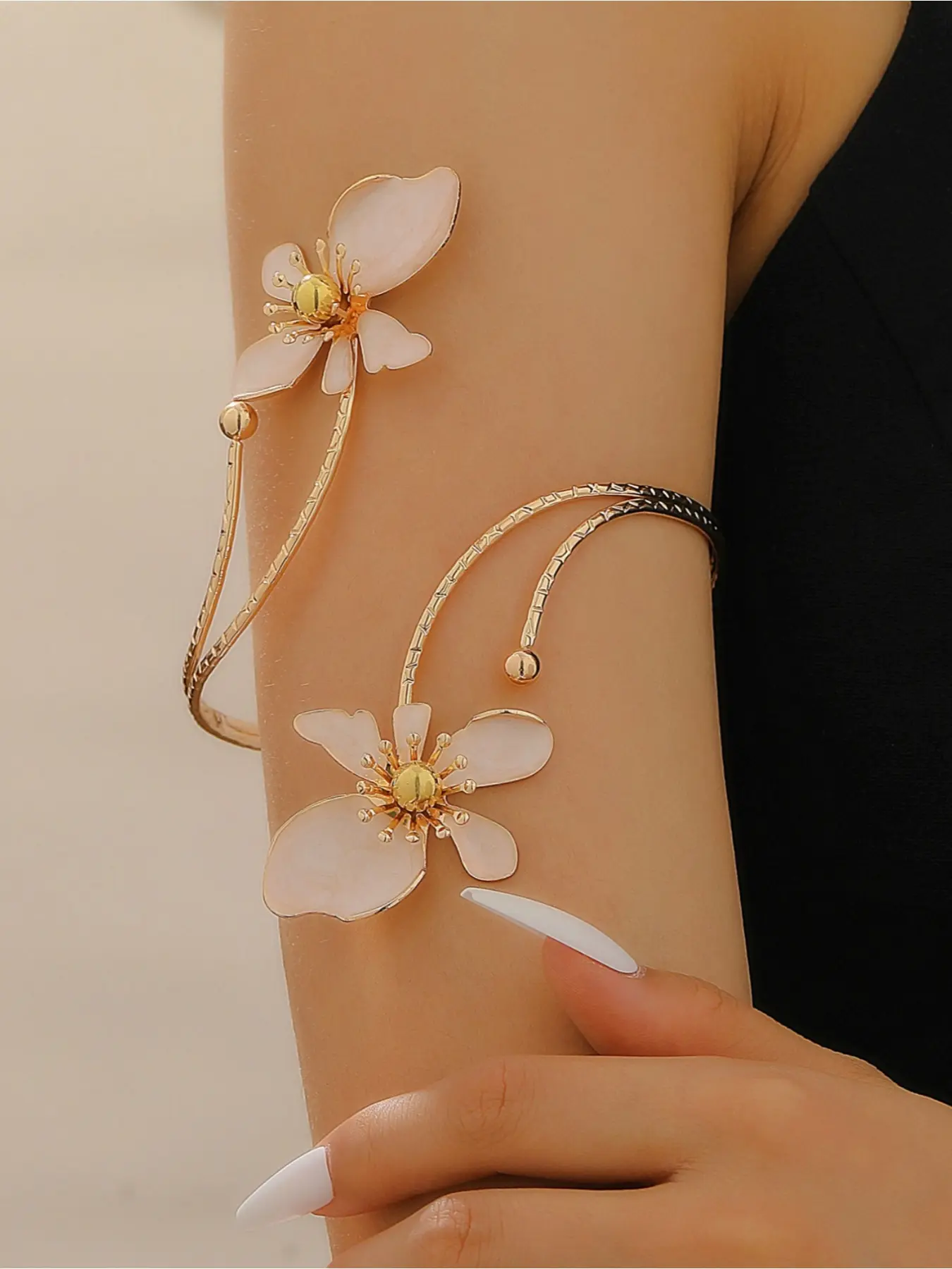 A fashionable personality elegant flower bracelet arm ring opening adjustable women's high sense