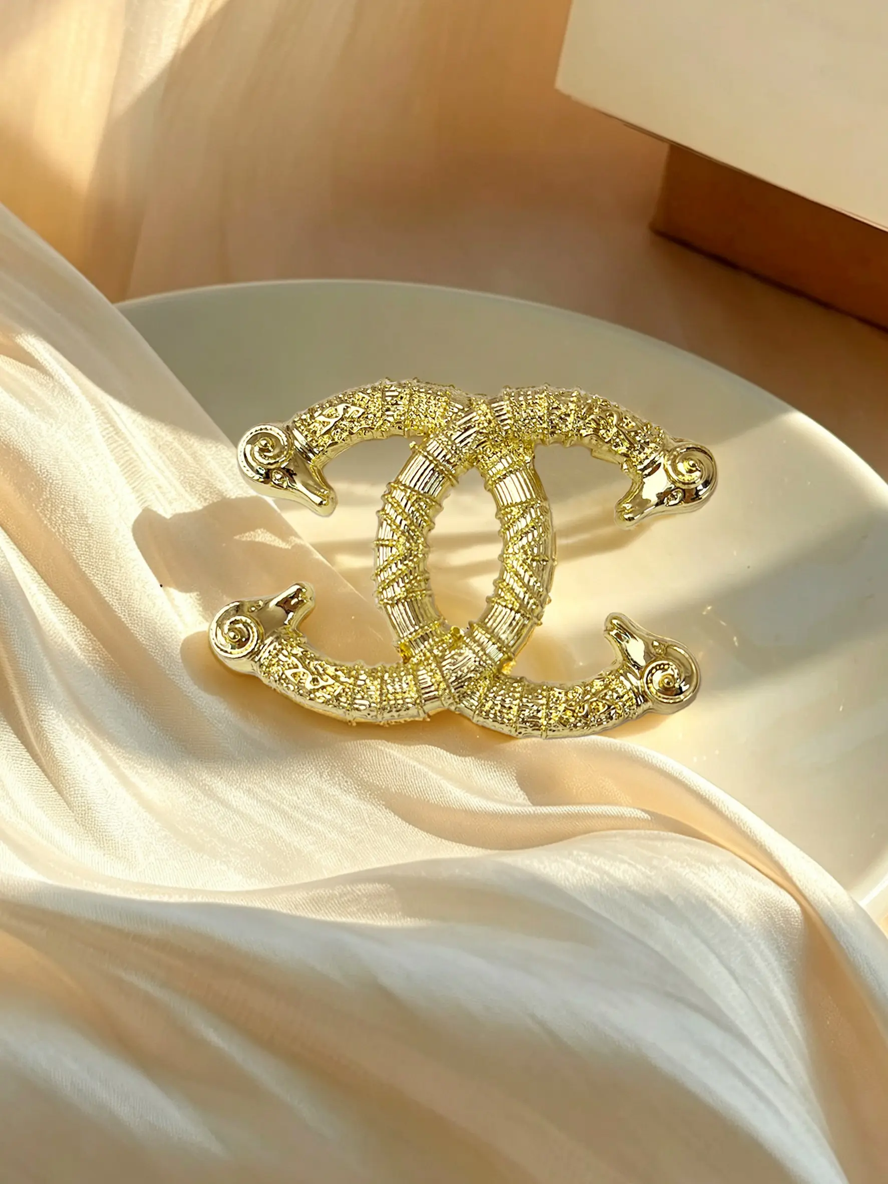 Women's Letter Pattern Brooch, Fashion Accessory for Suits and Dresses, Casual Style, Perfect for Daily Wear and Weddings