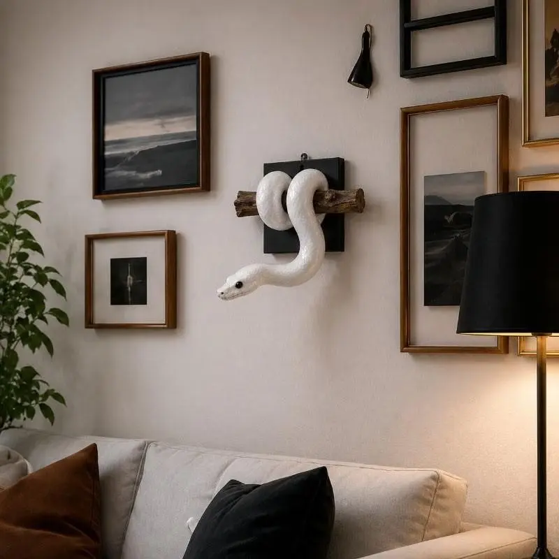 Bionic python resin wall hanging, paired with a wooden base. Suitable for scene creation in bars, internet cafes, secret rooms, and role-playing game scenarios. Also suitable for decoration on the walls of living rooms, entrance halls, and corridors.