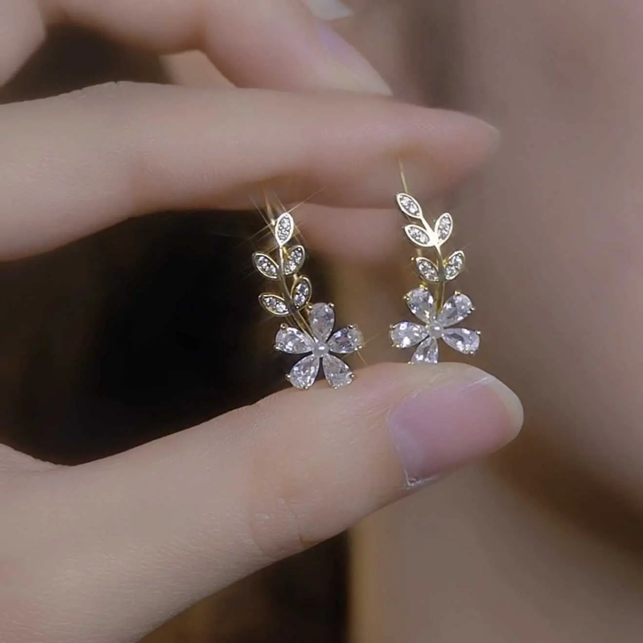 Rhinestone Leaf Petal Ear Climber Earrings Sparkly Crawler Earrings for Women Elegant Party Statement Jewelry YC7YBCD