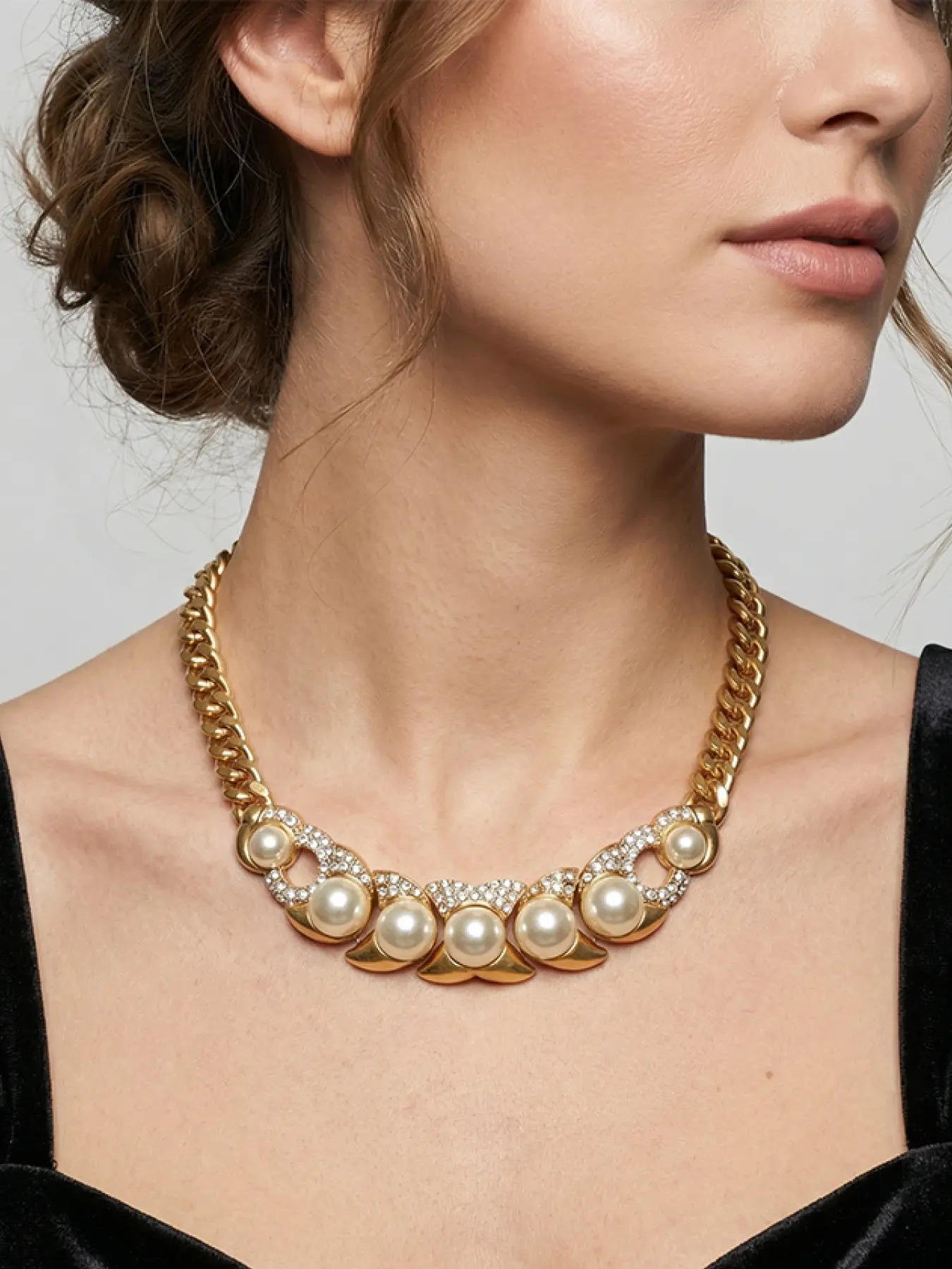 A vintage vintage antique Cuban chain pearl necklace with pearl and broken diamond inlay as its appearance features, noble and elegant, suitable for various occasions such as dinners, light business, and vintage fashion.