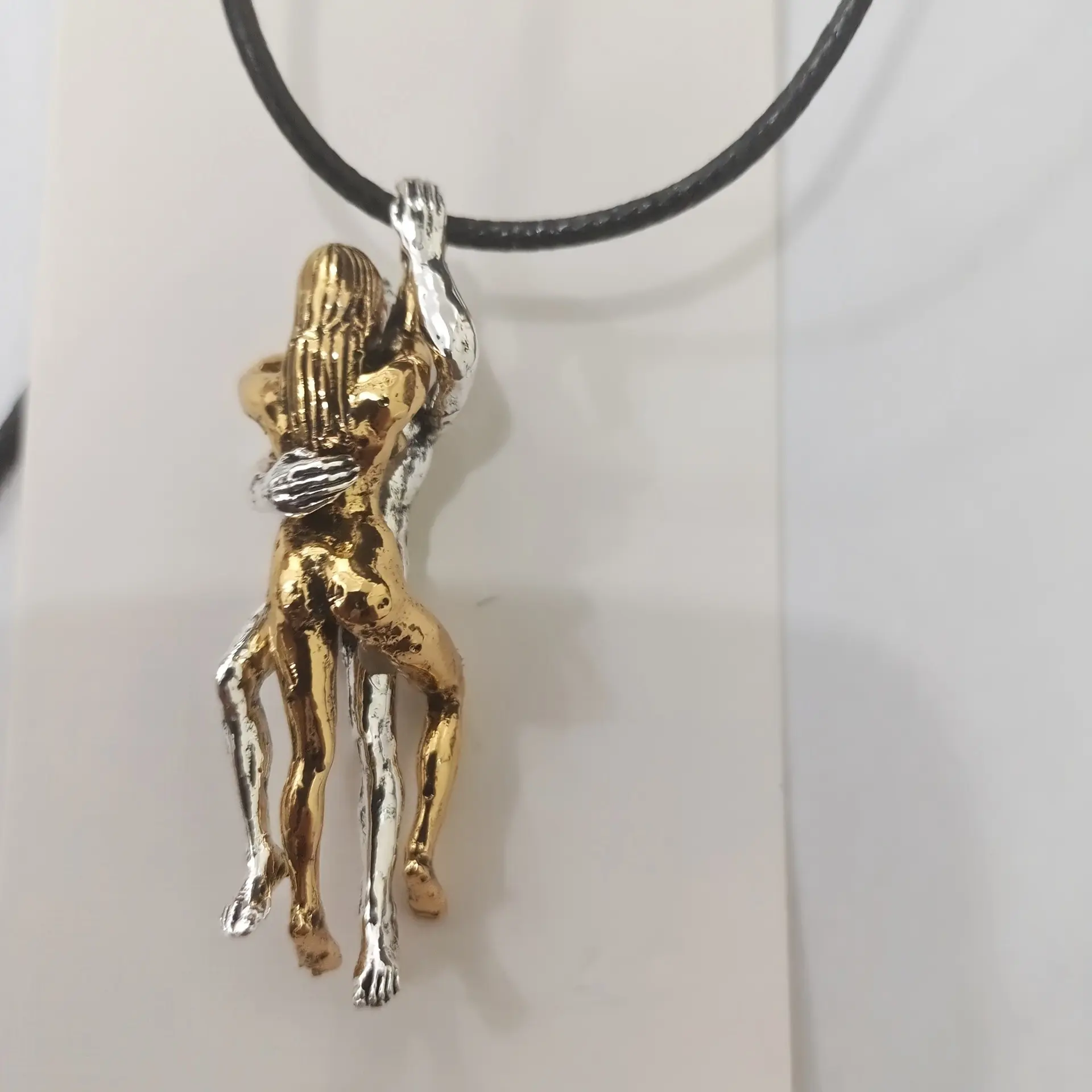 Unisex Embrace Pendant Necklace & Keychain, Zinc Alloy, Artistic Craft Accessory, Jewelry Making Bracelet Charms, Decorative Charm Gift, 1pc