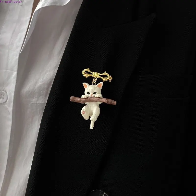 Cute 3D Kitten-on-a-Branch Brooch, Creative Cartoon Cat Badge Lapel Pin, Versatile Decorative Accessory for Clothing, Backpacks, Jackets, Hats, Ideal Gift for Cat Lovers & Kawaii Fans