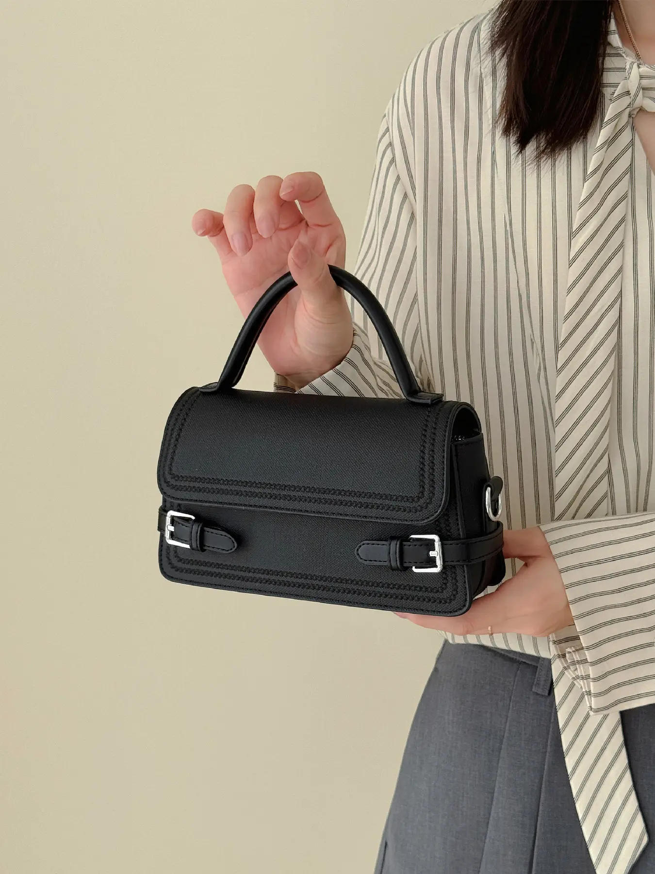 Classic and versatile magnetic buckle opening and closing design, practical handheld small square bag that can be carried on one shoulder or diagonally, suitable for daily outings, dates, and dinners
