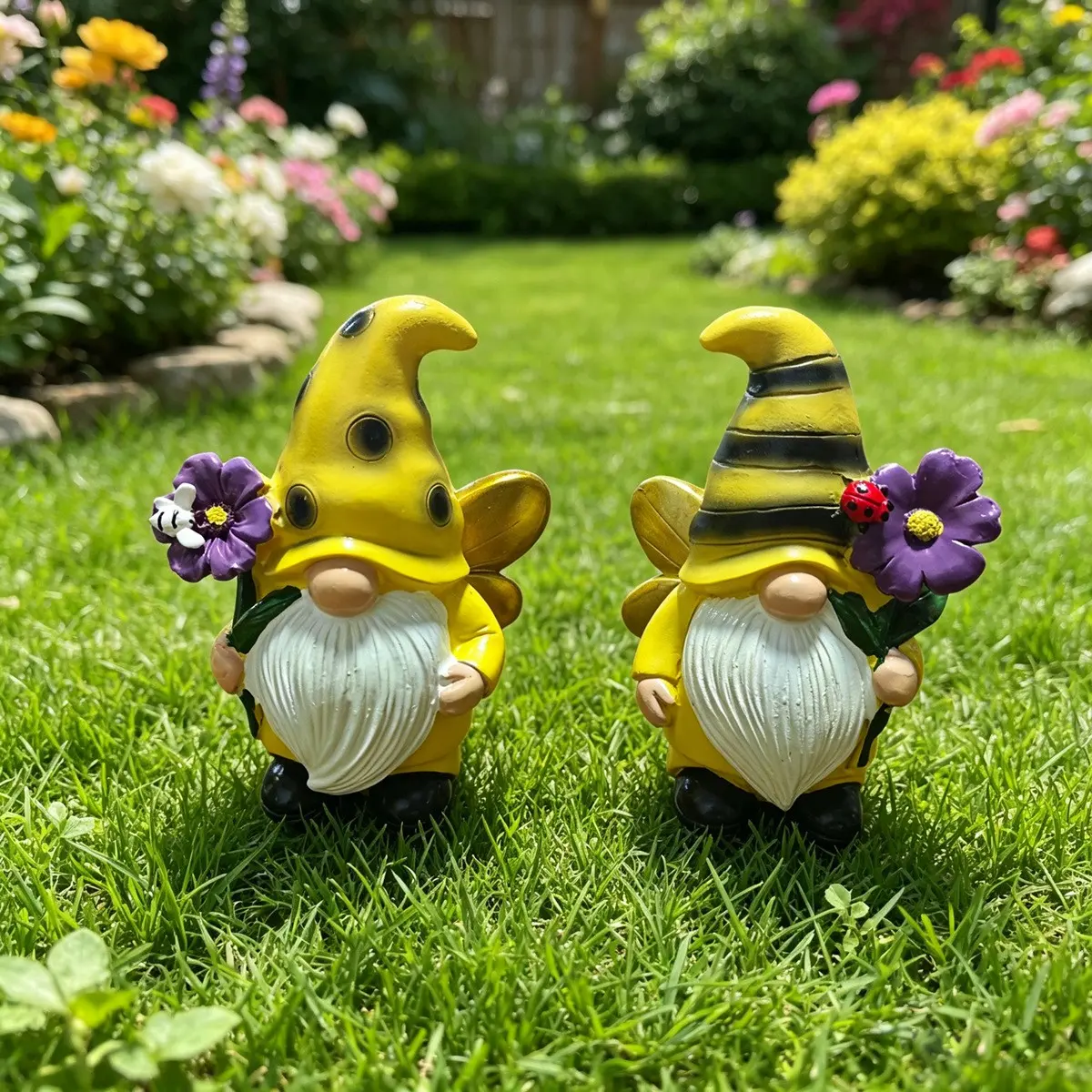 Bee Dwarf Resin Craft, Garden Courtyard Decoration Ornament, Creative Home Gift, Unique Artisanal Piece, Perfect for Outdoor Spaces