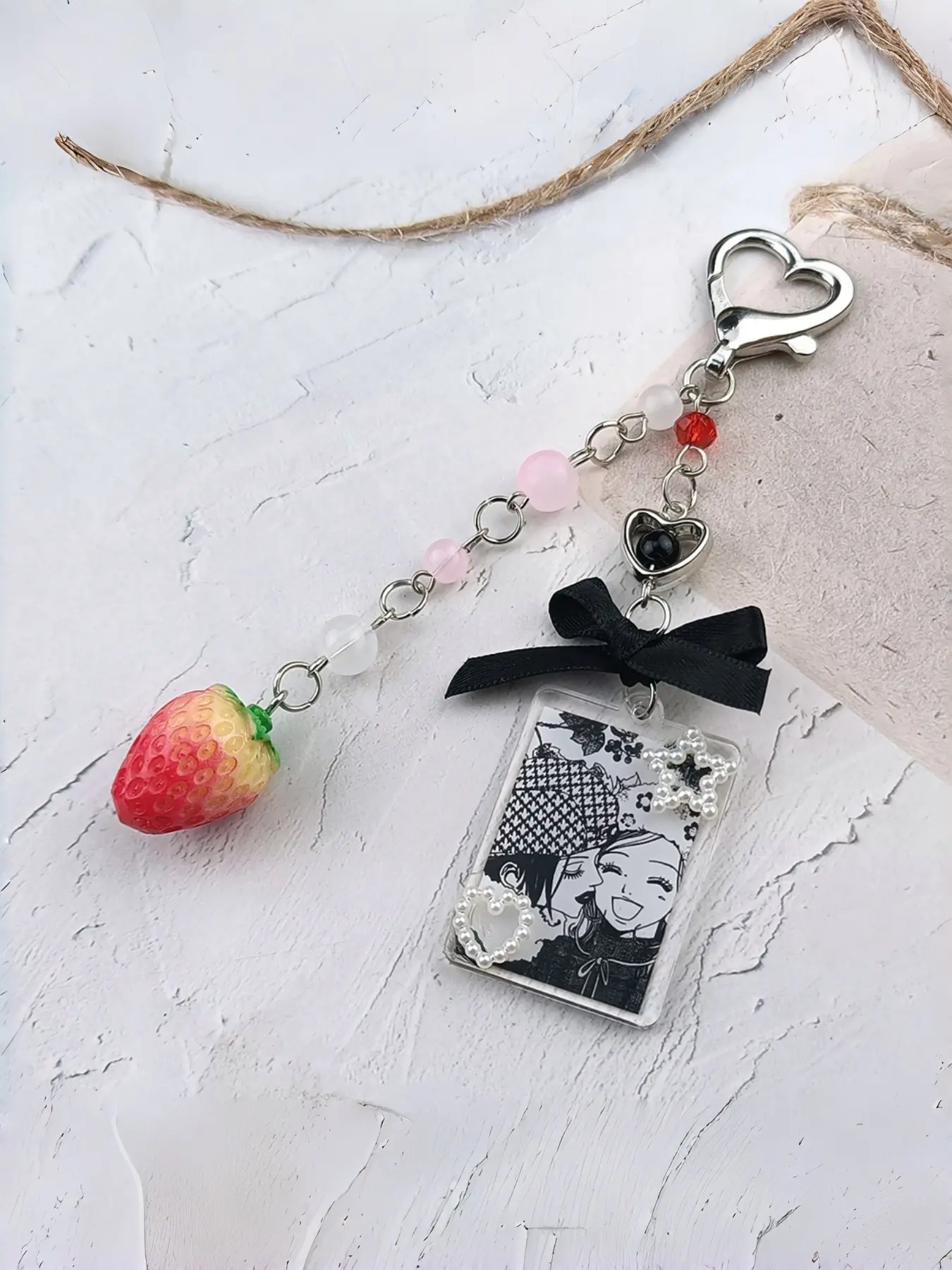 Vintage Comic Strawberry Keychain, Japanese Style Unique Design, 3D Resin Strawberry + HD Acrylic Badge, Perfect for Campus, Commute, Anime Convention, Dates