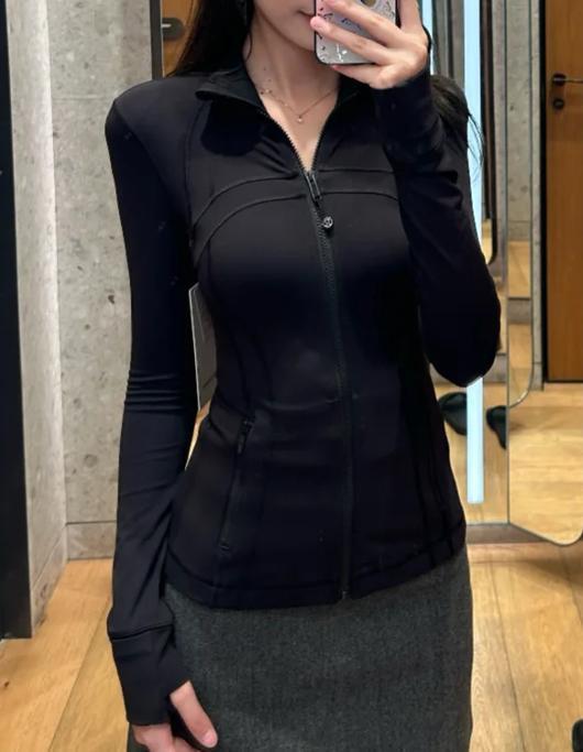 LULU  new summer stand-collar jacket features lightweight, quick-drying fabric that flatters the figure. This sporty, stretchy jacket boasts a slim-fit silhouette.