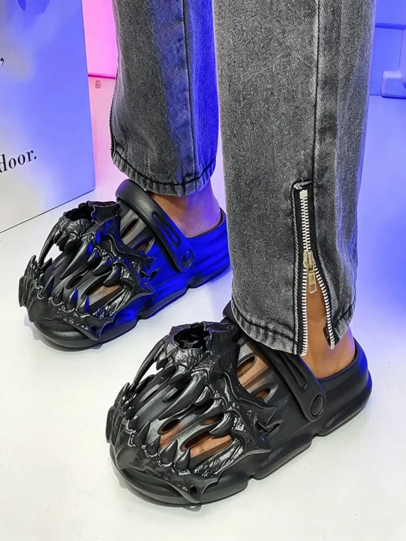 1 Pair Mens Niche Unique Shaped Clogs Dinosaur Skull Anti Slip Thick Sole Adjustable Strap Street Home Outdoor