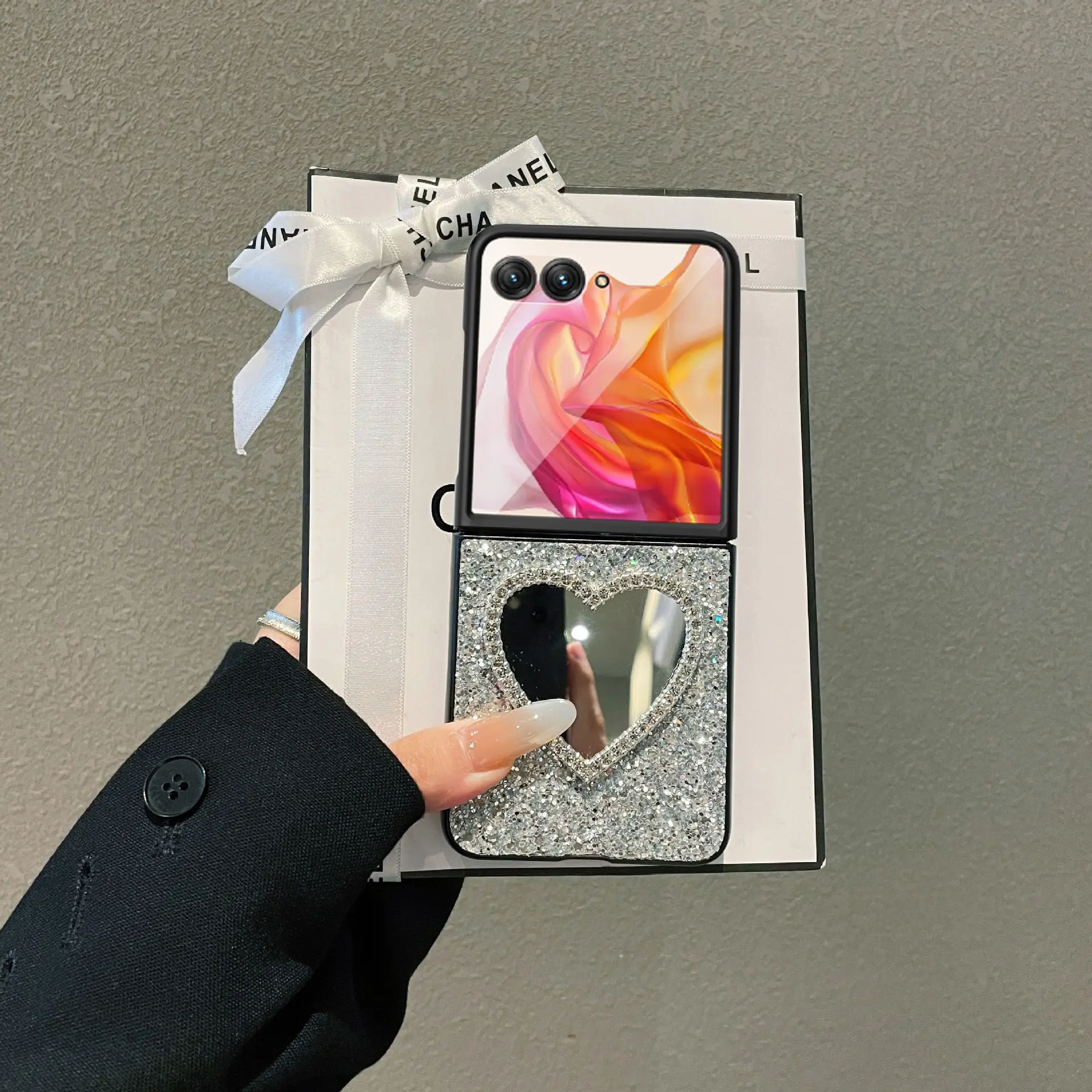 Compatible with Razr 70, 60, 50, 40, Starry Glitter Shockproof Phone Case with Heart Shaped Vanity Mirror HNZ0642