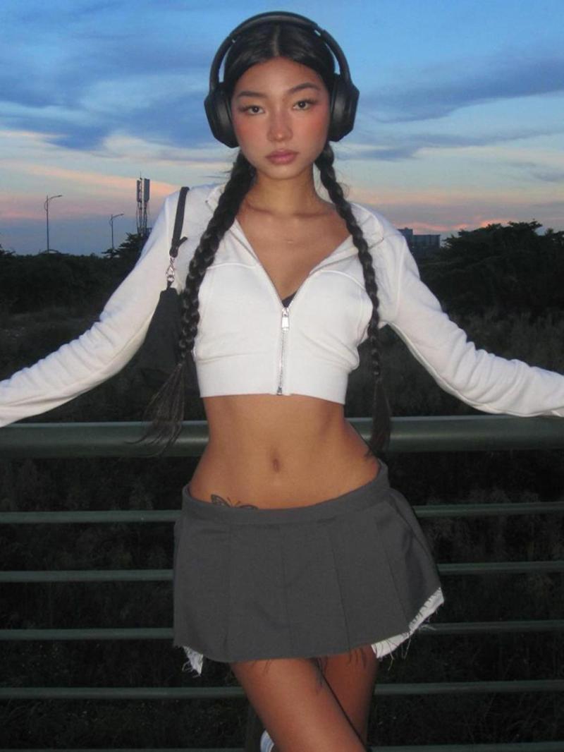 Women's Plain Zip Up Crop Hoodie, Casual Long Sleeve Pocket Crop Hooded Jacket for Spring & Fall, Women's Clothing for Daily Wear