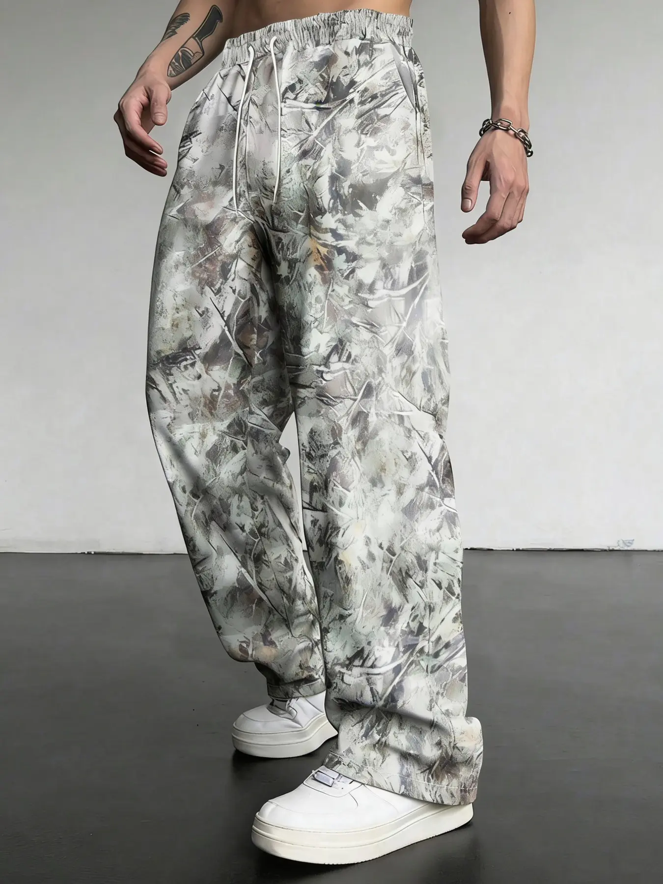 Men's Light Grey Tree Branch Camo Full Print Drawstring Elastic Waist Wide Leg Pants, Loose Oversized Streetwear Fit, Soft Light Quick Dry Woven Fabric, Side Pocket Design, Vintage Outdoor Y2K Hip Hop Daily Casual Trousers