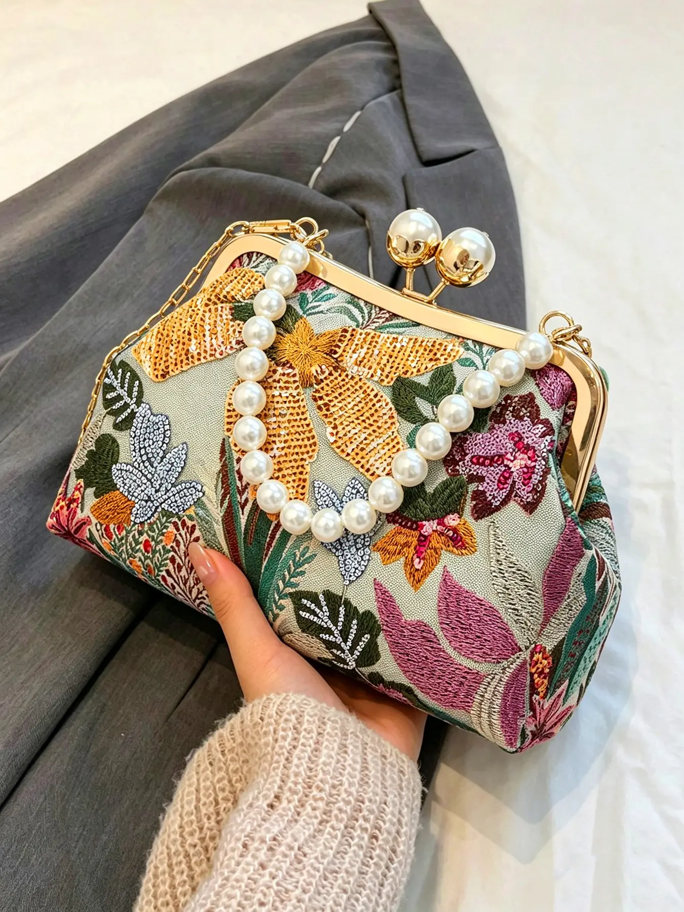 Elegant and exquisite retro floral embroidery sequin Boho Style handbag, pearl pendant design, chain shoulder strap decoration, gentle atmosphere, fashionable and personalized one shoulder handbag, suitable for parties and dates
