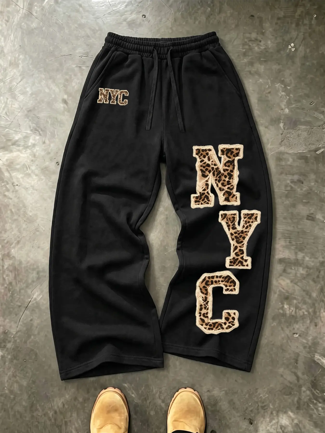 Unisex Baggy Wide‑Leg Sweatpants, Leopard NYC Patch Letter Print Drawstring Jogger Pants, 4‑Season Loose Streetwear Trousers, Gift for Boys Girls Young Adults, For Daily, Hip‑Hop Party, Street, Outdoor & Lounge Wear, Rare Aesthetic