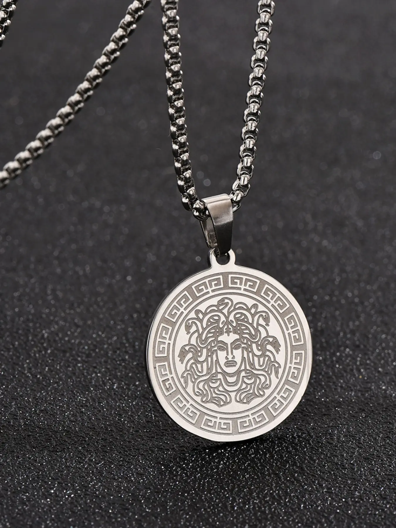 Stainless Steel Medusa Coin Pendant Necklace, Silver Color/, Vintage Court Style, Engraved, Anti-Fading, Elegant Gift