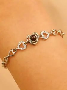 The Heart-shaped projection bracelet can project images of "I love you" expressed in 100 languages. It is a perfect gift for couples on Valentine's Day, during daily leisure, at parties, and on birthdays. It is a unique romantic jewelry that conveys love.