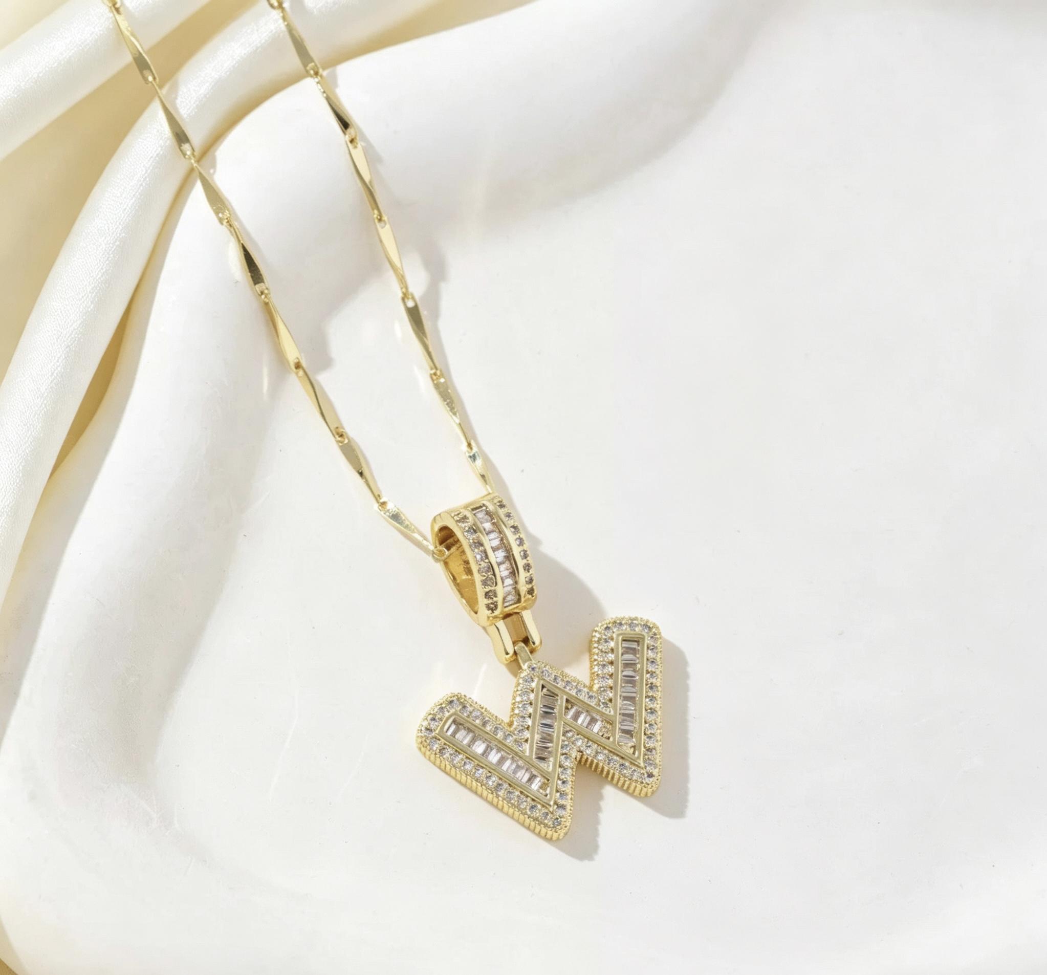 Crystal letter pendant necklace, inlaid with zirconia and plated with real gold, round 26 English letter collarbone chain ZM2Z.The classic letter necklace is timeless and suitable as a birthday gift for friends or couples