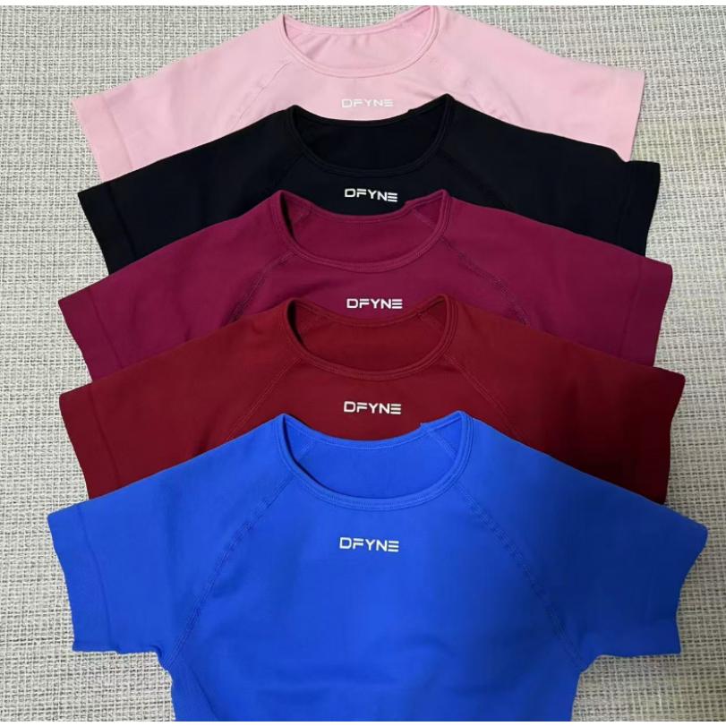 DFYNE Seamless Yoga Set for Women: Short-sleeved Top + Ruffled Elastic Shorts, Breathable and Slimming Sportswear