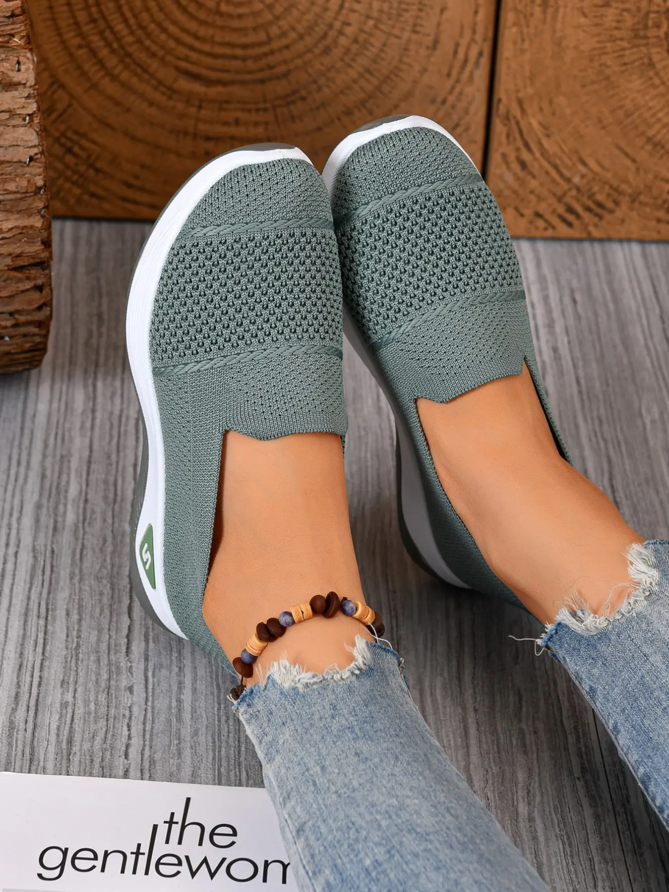 Women's Slip-On Casual Walking Shoes, Flyknit Upper, Thick Sole Anti-Slip, Lightweight Comfortable Outdoor Shoes for Daily Use
