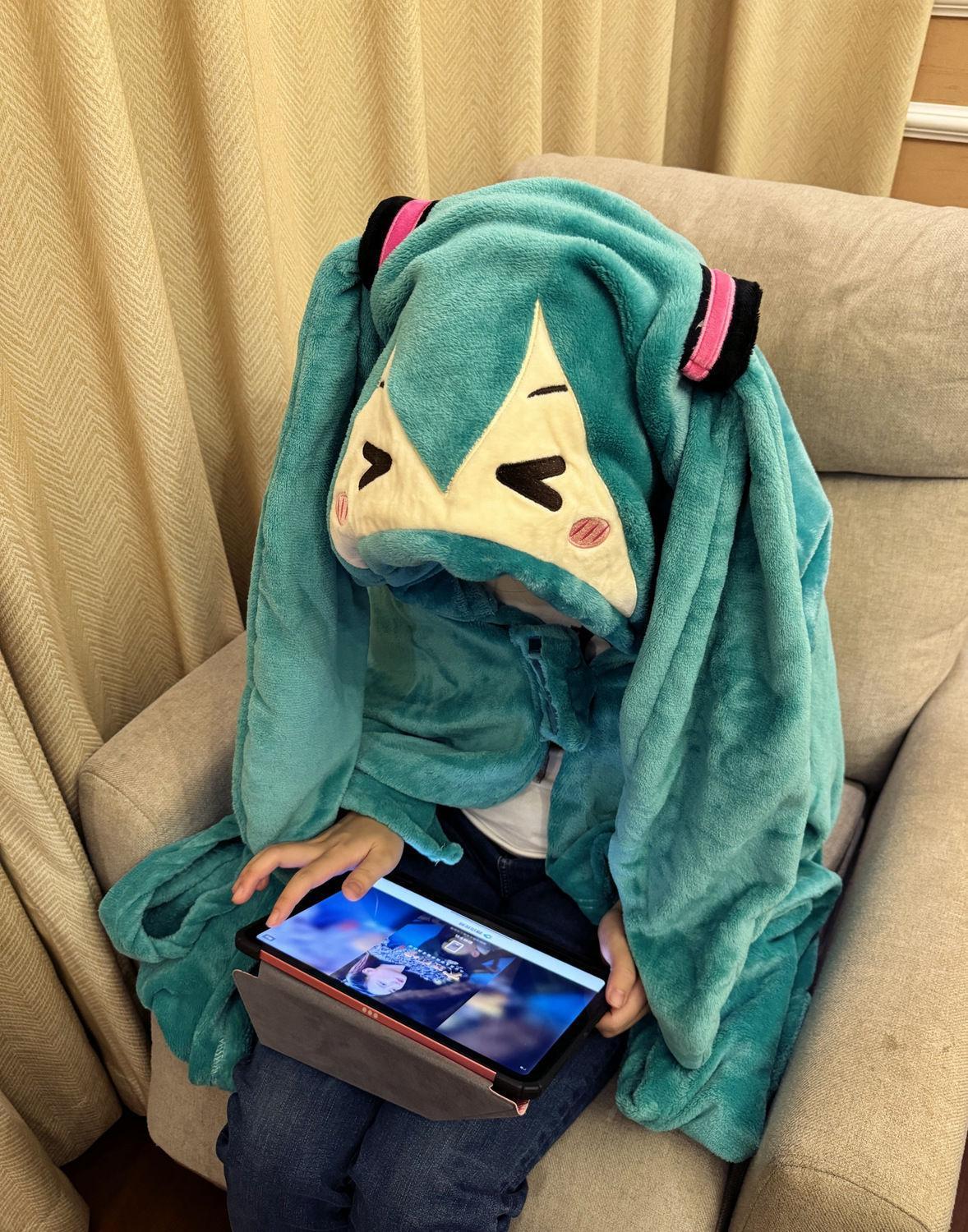 Hatsune Miku anime peripheral two-dimensional air-conditioning blanket creative cartoon cute plush hooded cloak holiday gift